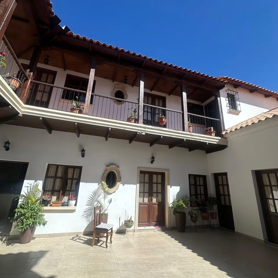 Patio colonial con balcones de madera y tejas en la Calle Azurduy
