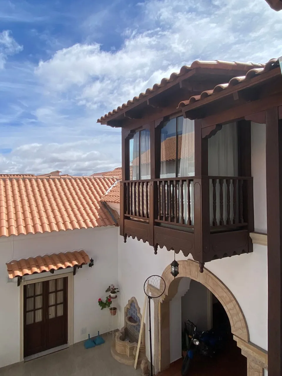 Balcón colonial de madera sobre el patio