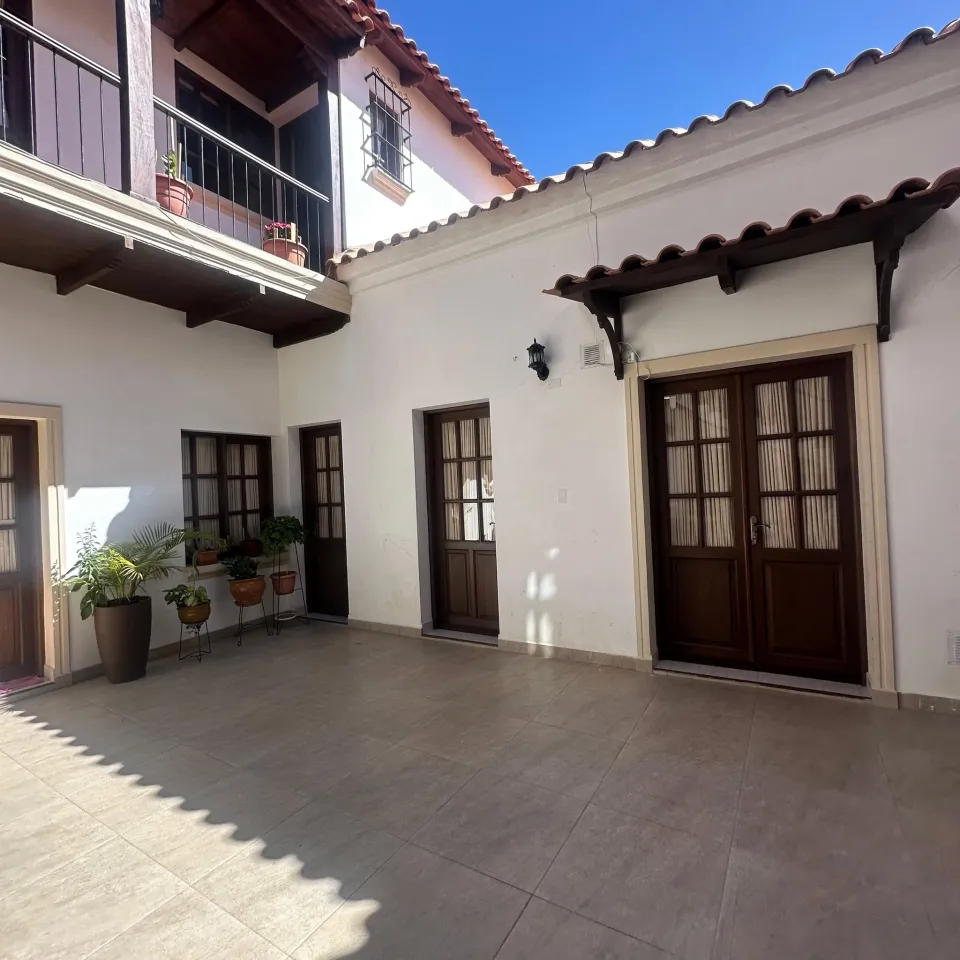 Puertas de madera hacia el patio soleado