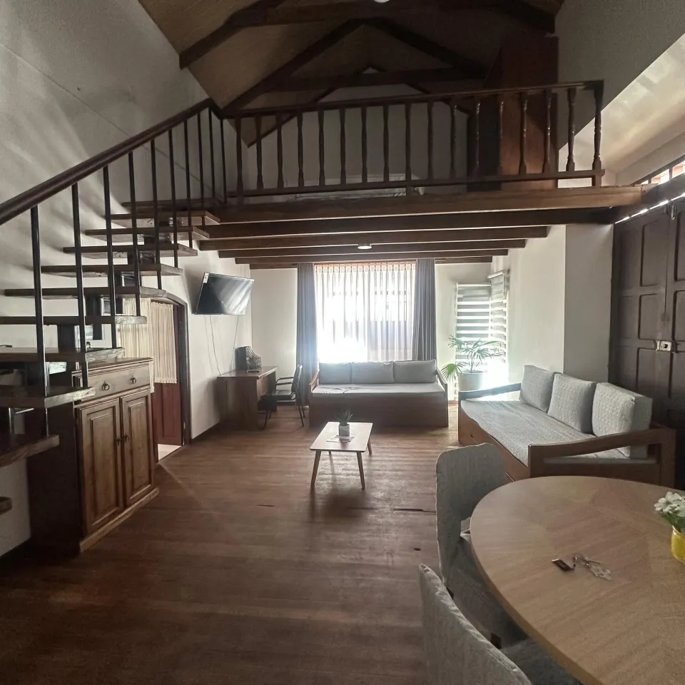 Ambiente con mezzanine y techo de madera
