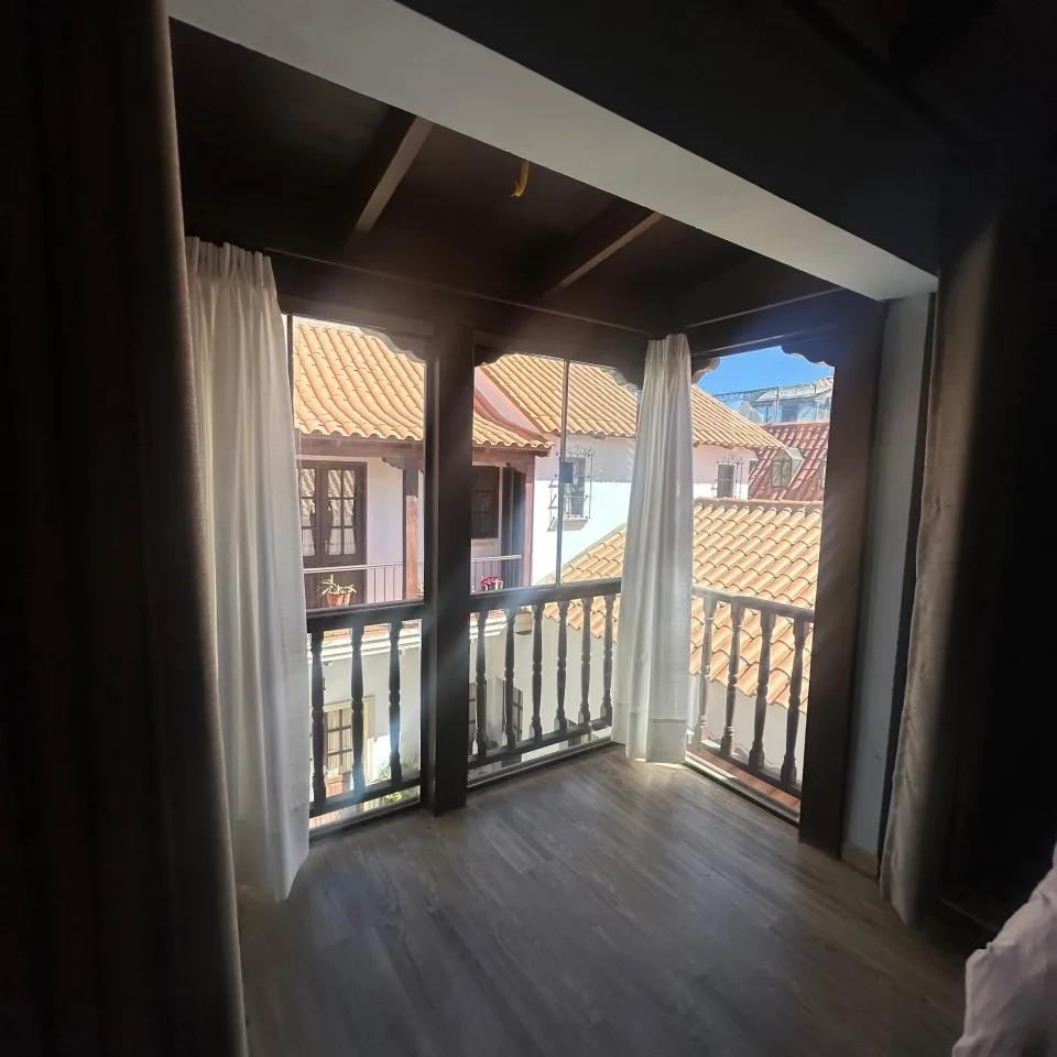 Balcón interior con vista a los techos de Sucre