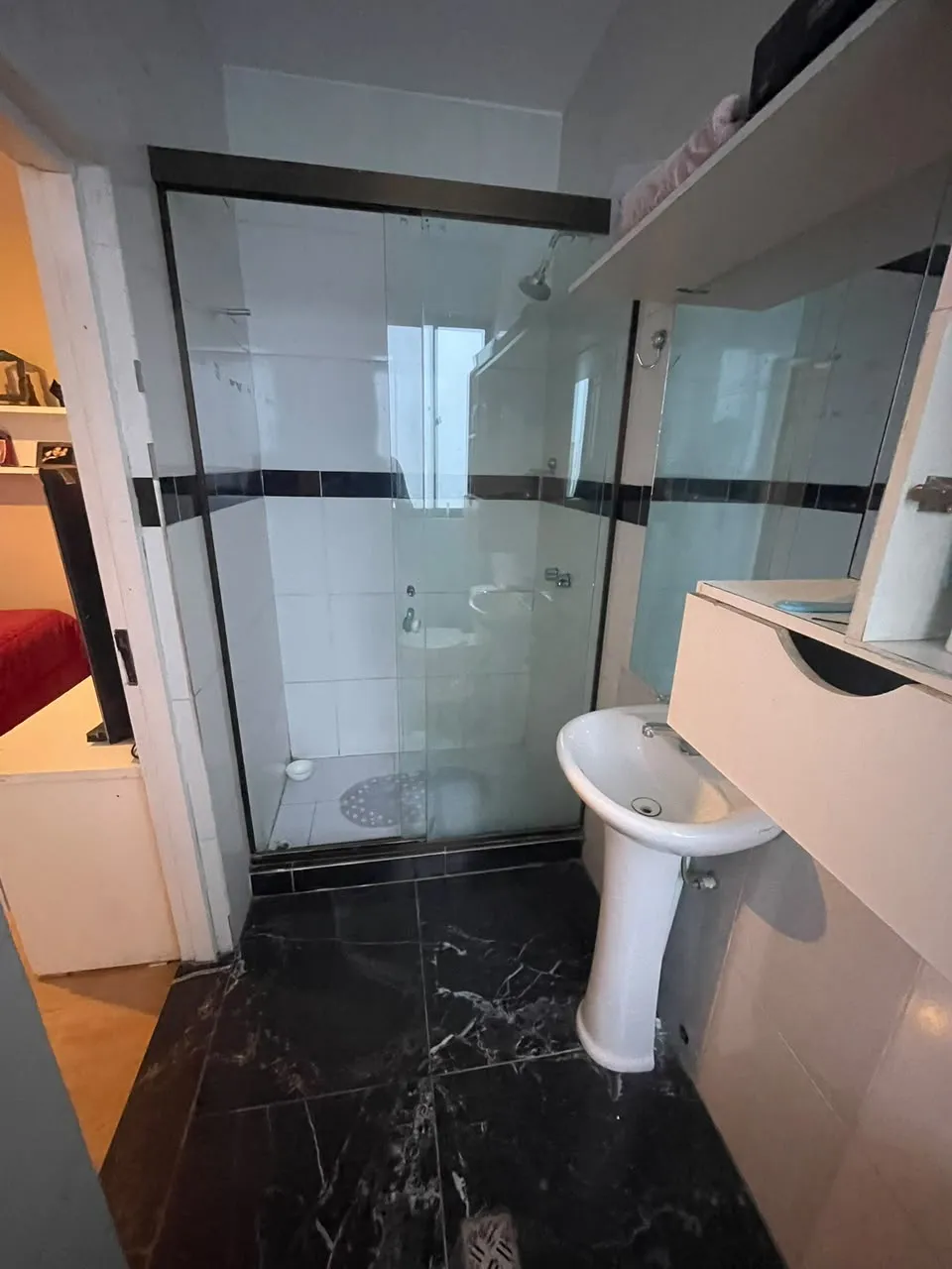 Baño con ducha de vidrio templado