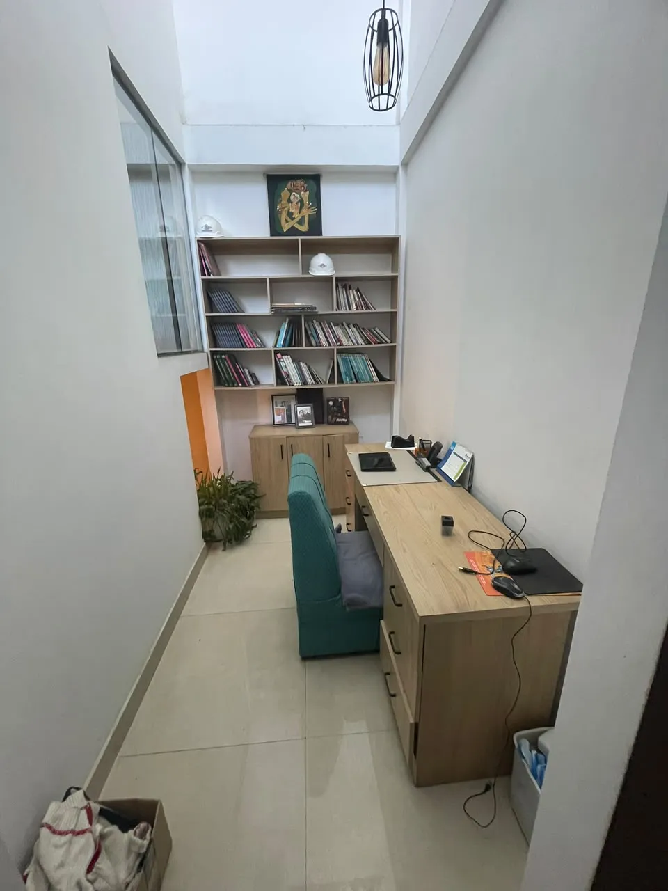 Escritorio con biblioteca