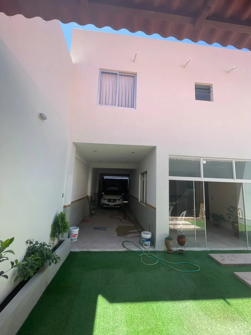 Patio y garaje para tres vehículos