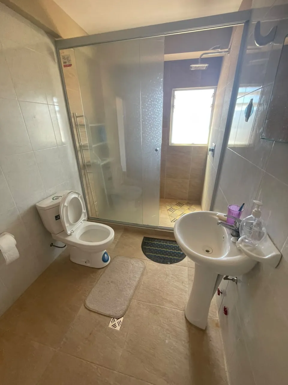 Baño con box de vidrio